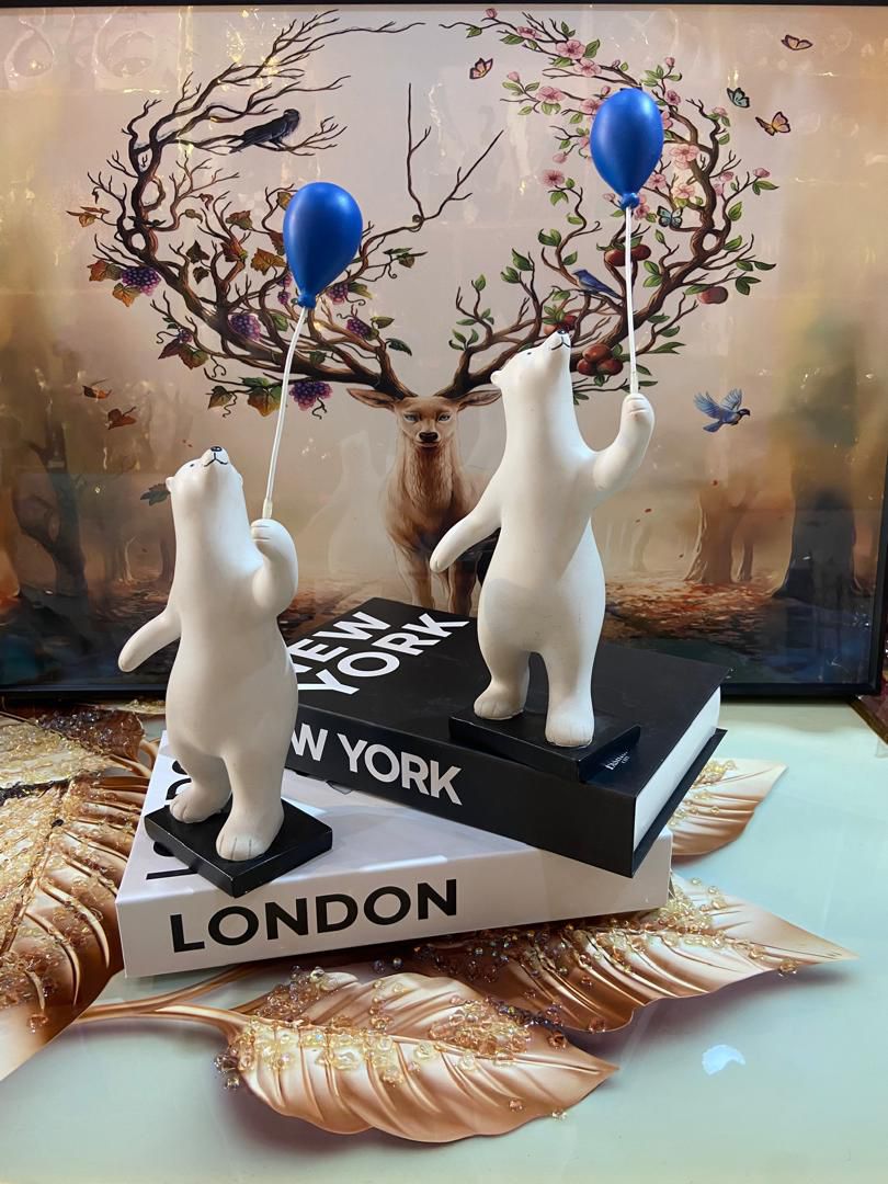 White polar bear figurines with blue balloons